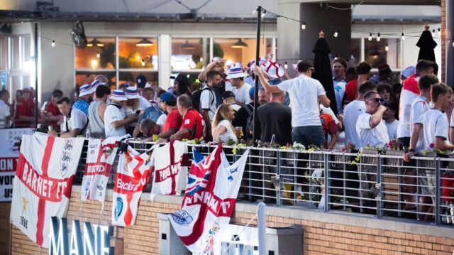 GOSSIP.CO.UK : England fans in US take aim at Nigel