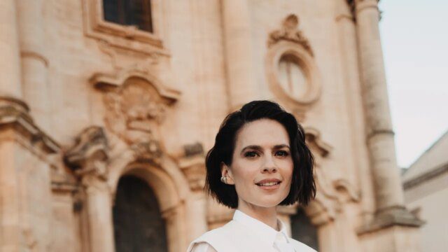 GOSSIP.CO.UK : ‘Rivals’ Star Hayley Atwell Swaps The Cotswolds For