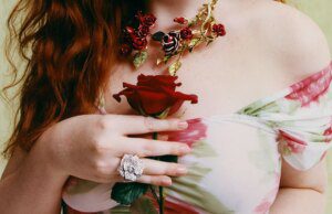 GOSSIP99 : A Rose By Any Other Name: The Complex Rose Fragrances That Redefine Floral Scents