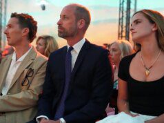GOSSIP99 : Emma Watson Does French-Girl Chic In Monochrome Jacquemus