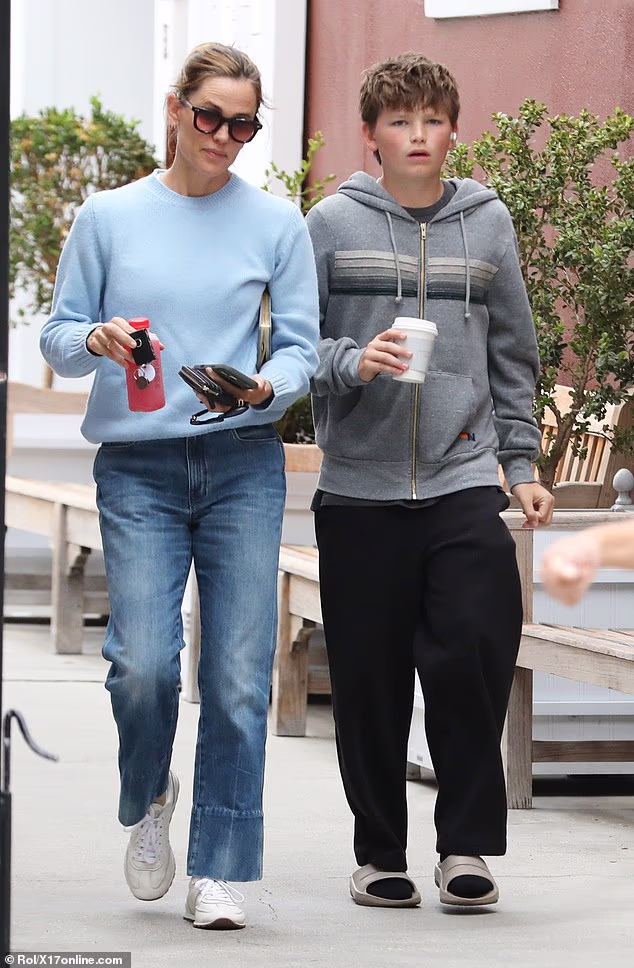 GOSSIP99 : Jennifer Garner's son Samuel, 14, nearly towers over