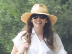 GOSSIP99 : Marvel star Elizabeth Olsen cradles baby bump as she awaits arrival of first child with husband Robbie Arnett