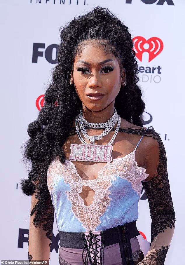 GOSSIP99 : Muni Long reveals she underwent double lung transplant