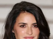 GOSSIP99 : Penélope Cruz’s “Boyfriend Bob” Is Super Short – And Honey Blonde