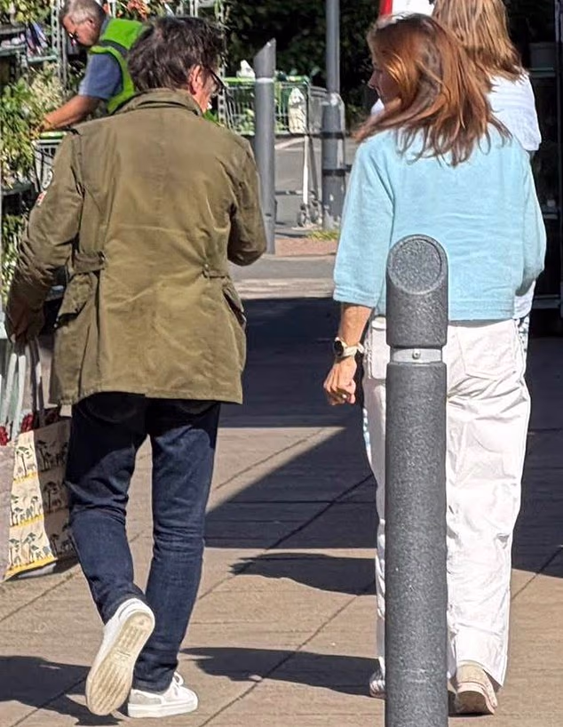 GOSSIP99 : Richard Hammond is pictured with his mystery girlfriend