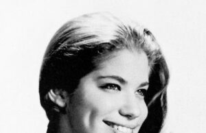GOSSIP99 : She’s a college dropout who became a Grammy-winning singer-songwriter. Can YOU identify her in this 1961 yearbook photo?