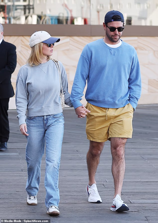 GOSSIP99 : Sydney Sweeney jumps into Scooter Braun's arms as