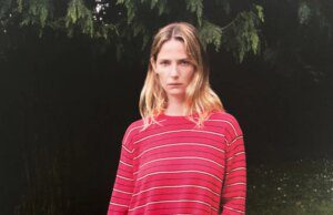 GOSSIP99 : The Loose Long-Sleeved Top Is A Standout Basic Of 2026