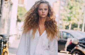 GOSSIP99 : These Outfits Prove That Jeans And Birkenstocks Are A Timeless Double Act For Summer