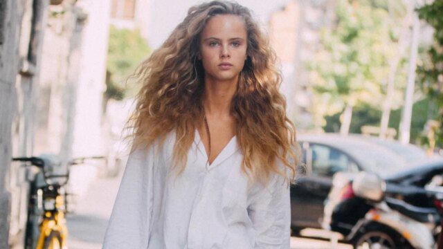 GOSSIP99 : These Outfits Prove That Jeans And Birkenstocks Are A Timeless Double Act For Summer