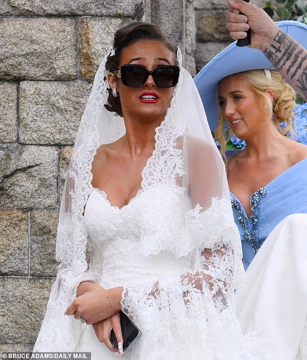 GOSSIP99 : Venezuela Fury, 16, reveals she wore sunglasses at