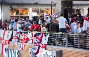 GOSSIP.CO.UK : England fans in US take aim at Nigel Farage with brutal chant after Keir Starmer’s resignation