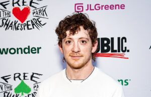 GOSSIP.CO.UK : Ethan Slater looks coy as he makes his first public appearance since splitting from Ariana Grande