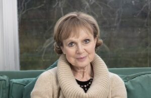 GOSSIP.CO.UK : Former Bond girl Madeline Smith, 76, claims Warren Beatty left her ‘terrified’ by exposing himself ‘stark naked’ and asking for a ‘cuddle’ when she was still a virgin