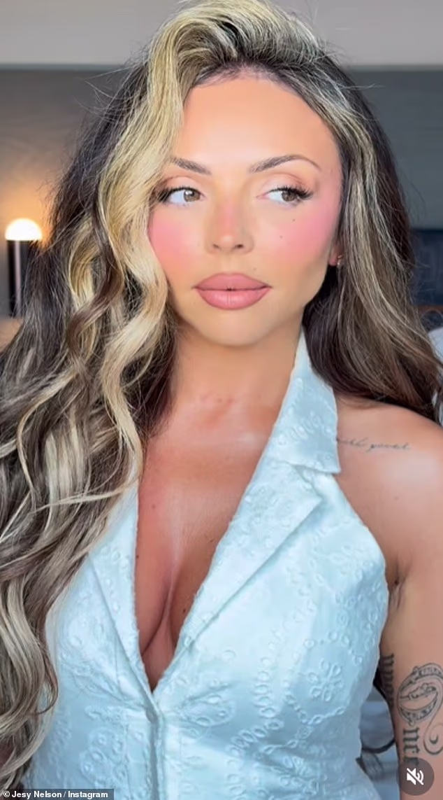 GOSSIP.CO.UK : Jesy Nelson ignores Perrie Edwards controversy as she