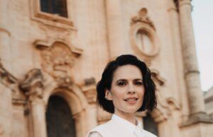 GOSSIP99 : ‘Rivals’ Star Hayley Atwell Swaps The Cotswolds For Sicily With Brunello Cucinelli